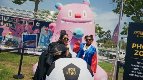 (대표사진) 대형 해치 포토존에서 전통 궁중 복식을 입고 촬영하는 외국인 (1).jpg