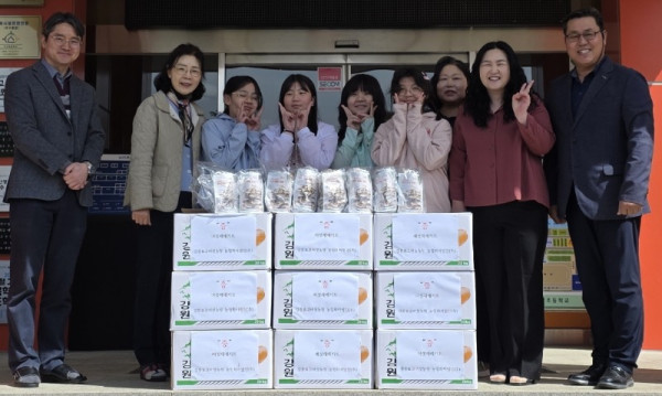[0430]10.사진자료(강릉 모산초, 동문 선배에게 버섯재배 키트 기부받다).jpg