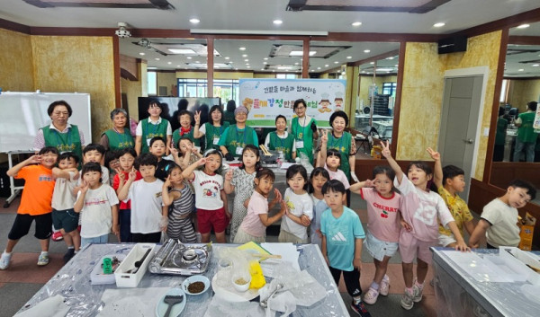 [0702]4.사진자료(홍천남산유치원, 긴밭들 마을’특산물 들깨로 탄소중립 식생활 요리 체험 진행)(3).jpg
