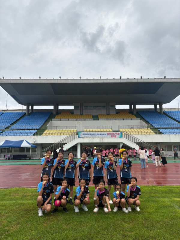 [0908]12.사진자료(하나된 마음으로 일궈낸 승리! 원주 섬강초, 강원학교스포츠클럽 축제 우승)(1).jpg