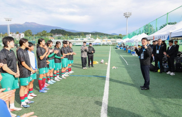 1-1.+전국체전+본격+메달+레이스+돌입+사진1(오석진+교육감+학생+격려).jpg