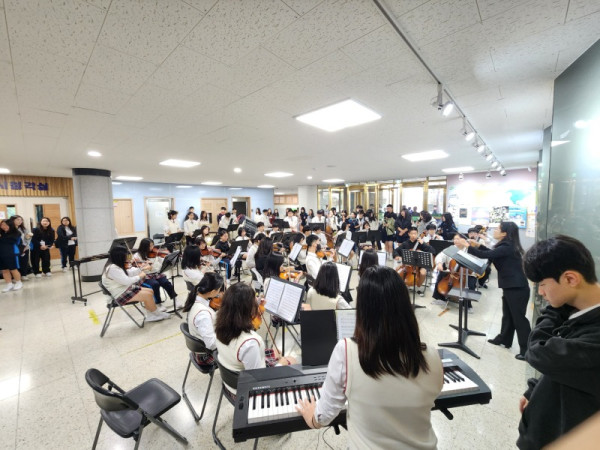[1023]12.사진자료(솔올중학교, 솔올해피오케스트라 등교 맞이 음악회 개최)(1).jpg