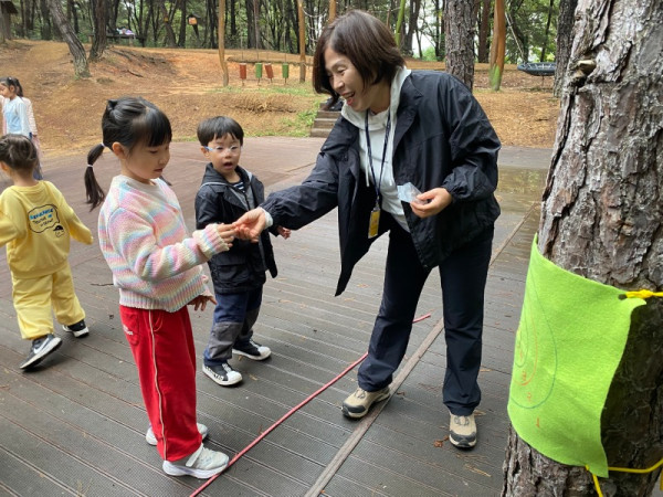 [예천동부초병설유] 유치원 숲체험 (2).jpg